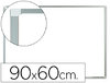 Pizarra blanca magnética de 90 x 60 cm.